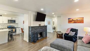 Smart-TV, Kamin, Videospiele, Tischfußball