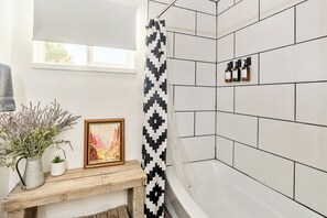 Douche, sèche-cheveux, serviettes fournies, savon