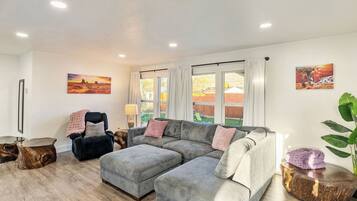 Smart-TV, Kamin, Videospiele, Tischfußball