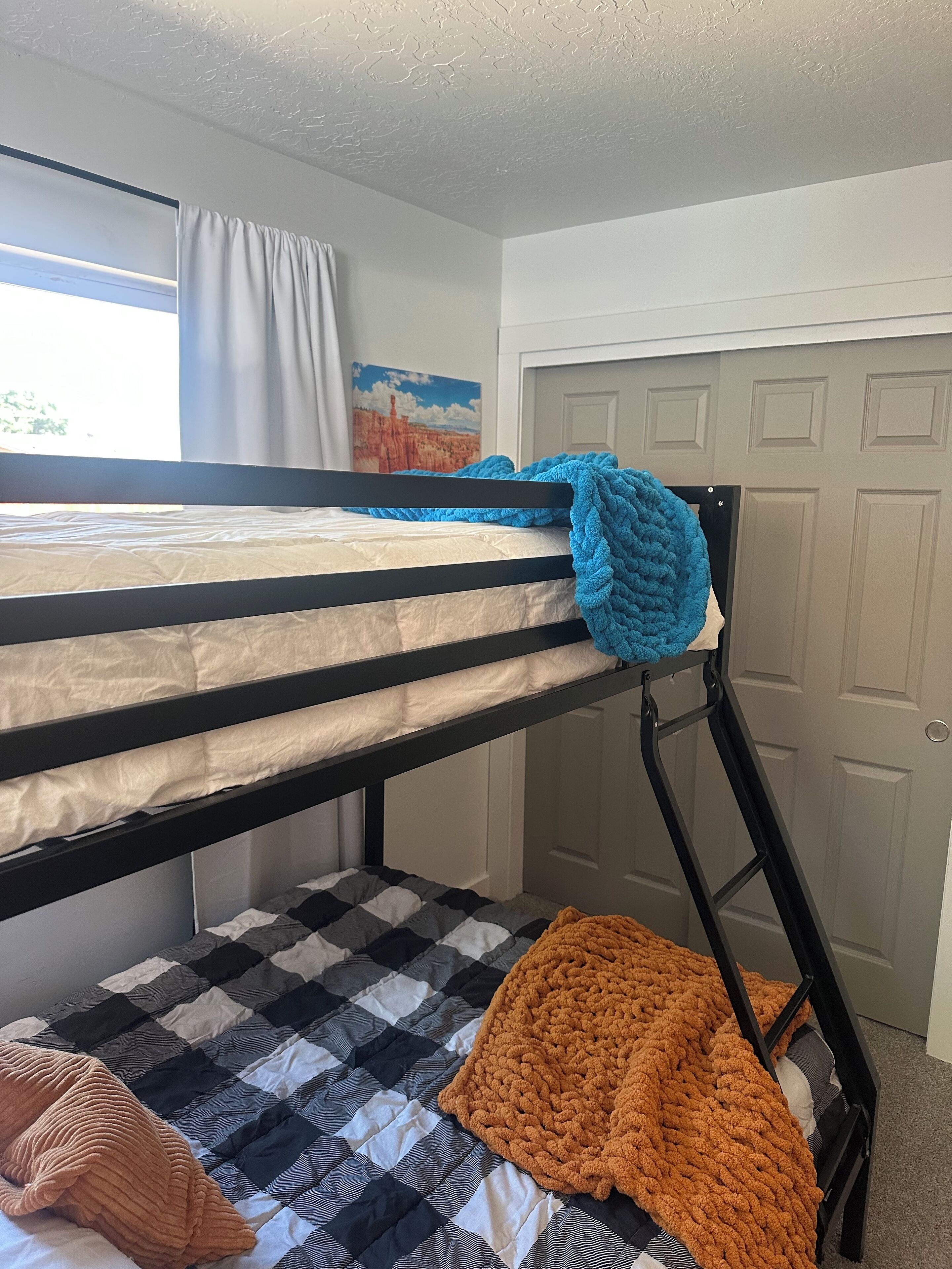 3 habitaciones, escritorio y tabla de planchar con plancha 