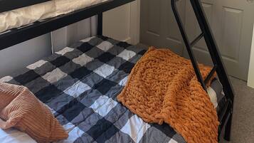 3 habitaciones, escritorio y tabla de planchar con plancha