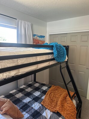 3 habitaciones, escritorio y tabla de planchar con plancha