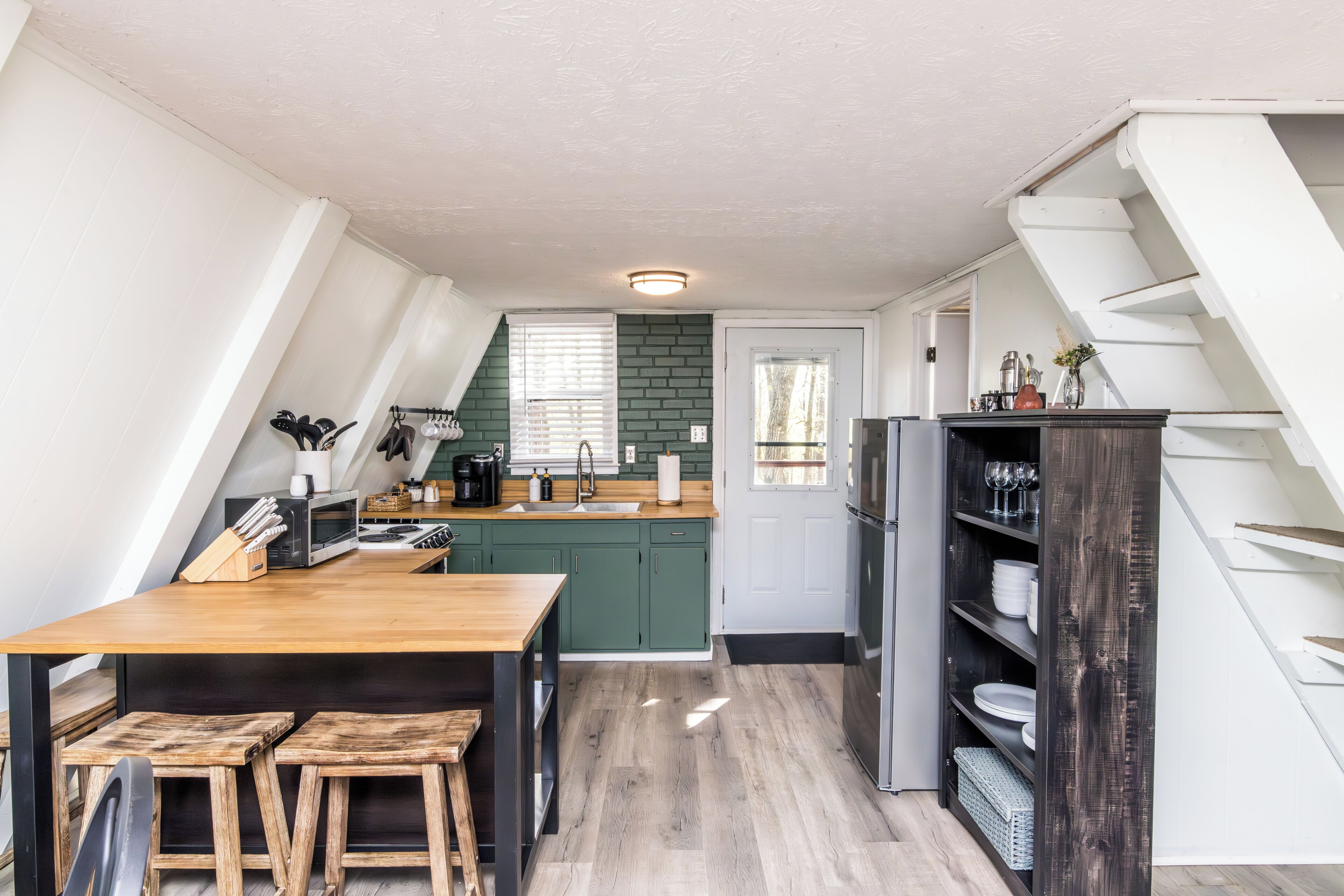 冷蔵庫、電子レンジ、オーブン、コンロ