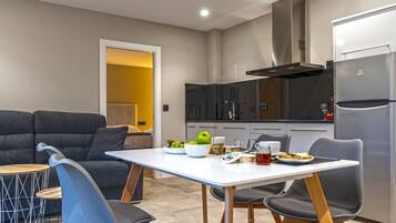 Departamento Deluxe | Cocina privada | Refrigerador con congelador, microondas y parrilla de estufa