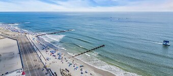 BEACH BLOCK! Walk to beach, boardwalk, and shopping! sleeps 6