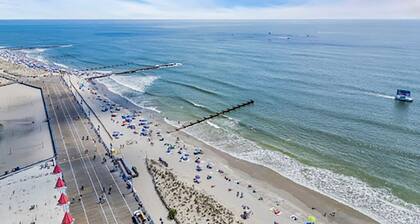 BEACH BLOCK! Walk to beach, boardwalk, and shopping! sleeps 6