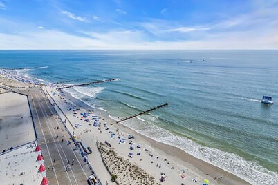 BEACH BLOCK! Walk to beach, boardwalk, and shopping! sleeps 6