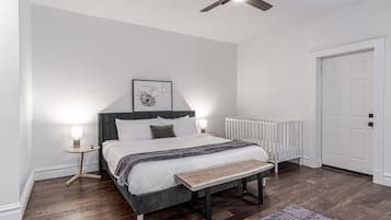 3 Schlafzimmer, Schreibtisch, Bügeleisen/Bügelbrett, Reisekinderbett