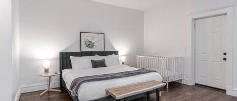 3 habitaciones, escritorio y tabla de planchar con plancha