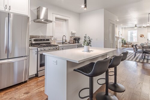 Spacious Family Home: Near Zoo| Arch| Downtown