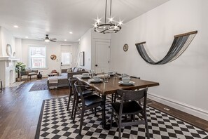 Dining - Spacious Family Home: Near Zoo| Arch| Downtown (St. Louis)