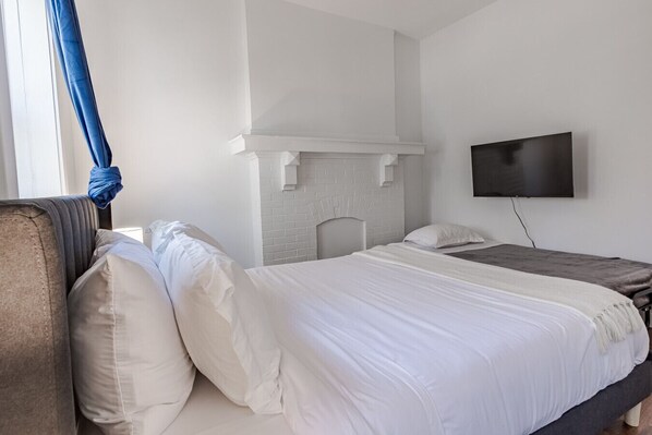 3 bedrooms, desk, iron/ironing board, travel cot