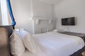 3 habitaciones, escritorio y tabla de planchar con plancha