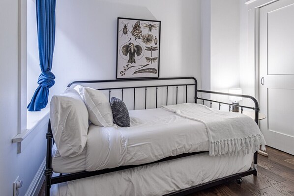3 habitaciones, escritorio y tabla de planchar con plancha