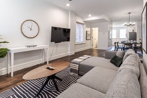 Smart TV - Modern 3Br Downtown Oasis: Zoo| Park | The Arch (St. Louis)