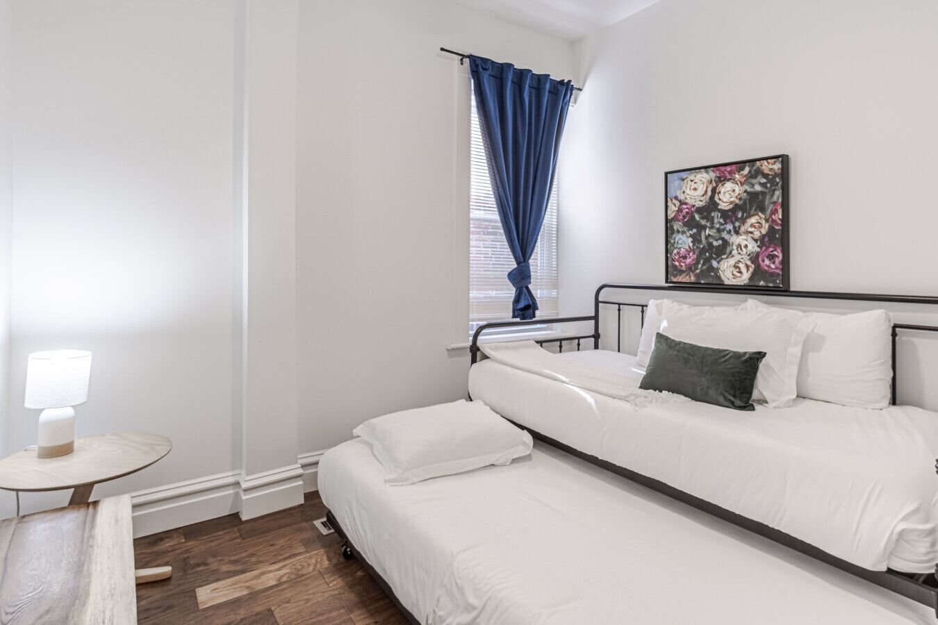 3 makuuhuonetta, työpöytä, silitysrauta/-lauta, vauvan matkasänky