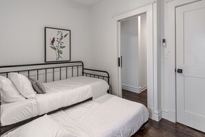 3 habitaciones, escritorio y tabla de planchar con plancha 