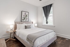 3 chambres, bureau, fer et planche à repasser, lit parapluie