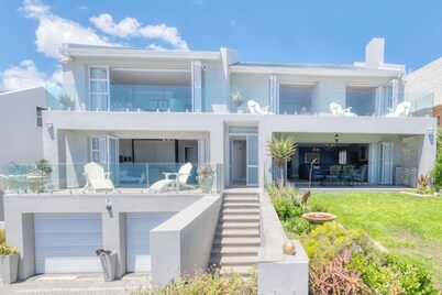 Luxury villa with ocean views in De Kelders