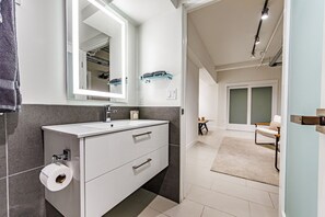 Secadora de cabello, toallas, jabón, shampoo 