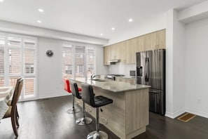 Micro-ondes, four, plaque de cuisson, lave-vaisselle