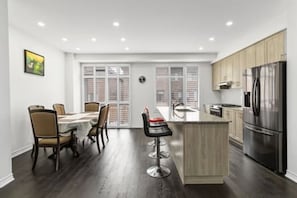Micro-ondes, four, plaque de cuisson, lave-vaisselle