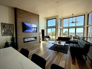 Smart TV, table football - Driftwood Lodge - Lake Life Paradise ☀️🏖️⛵️ (Lake Andes)