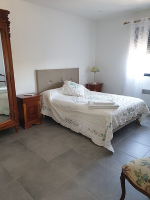 2 bedrooms, iron/ironing board, bed sheets