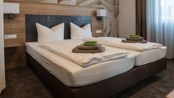 Kamar Double Comfort, ensuite | Meja kerja, ruang kerja ramah laptop, dan tirai kedap cahaya