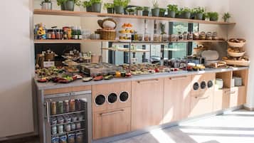Café da manhã com buffet todos os dias (EUR 15 por pessoa)