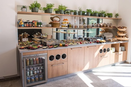 Desayuno buffet diario (EUR 15 por persona)