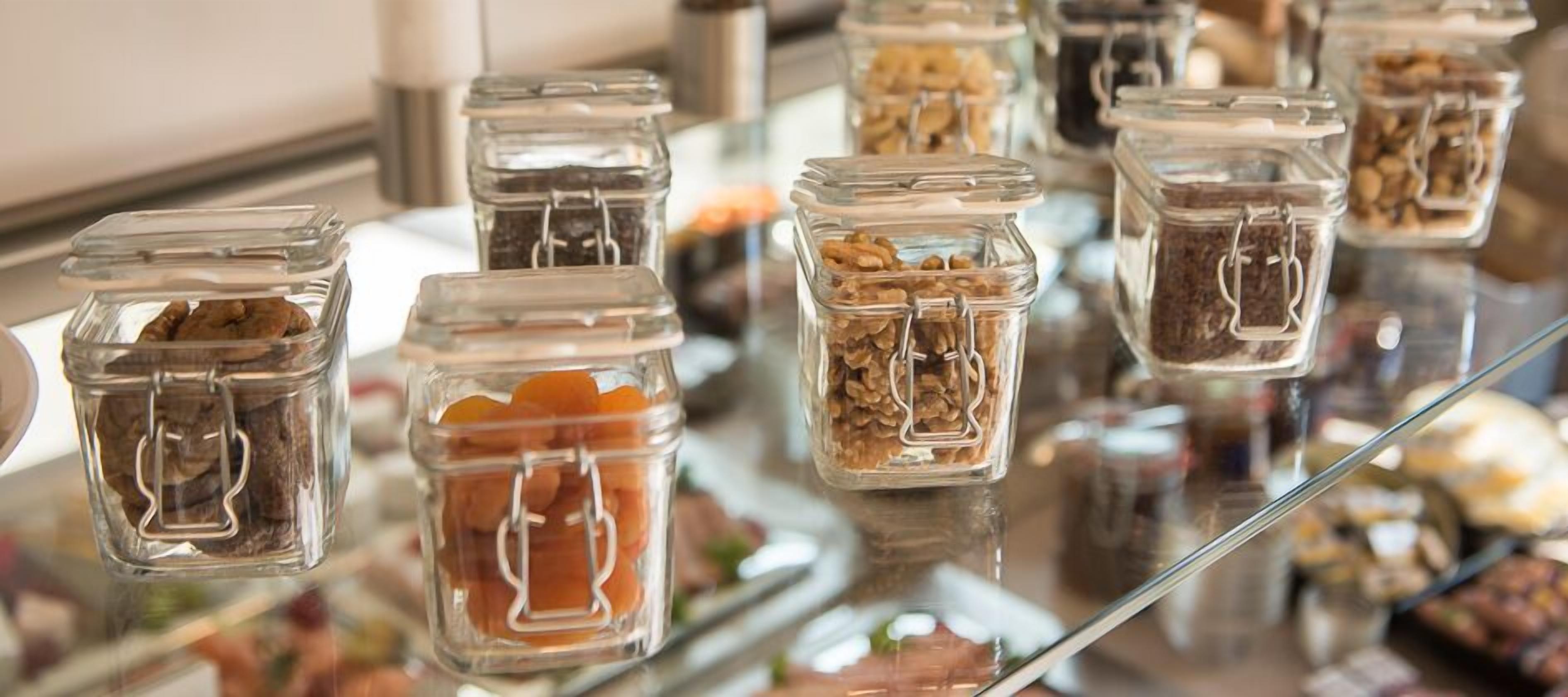 Ein Buffet mit verschiedenen Speisen in Glasbehältern.