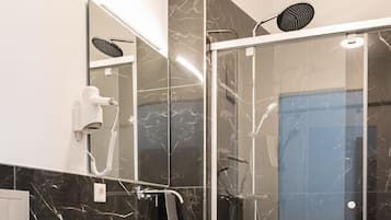 Comfort tweepersoonskamer, en-suite badkamer | Badkamer | Een douche, een haardroger, pantoffels, handdoeken