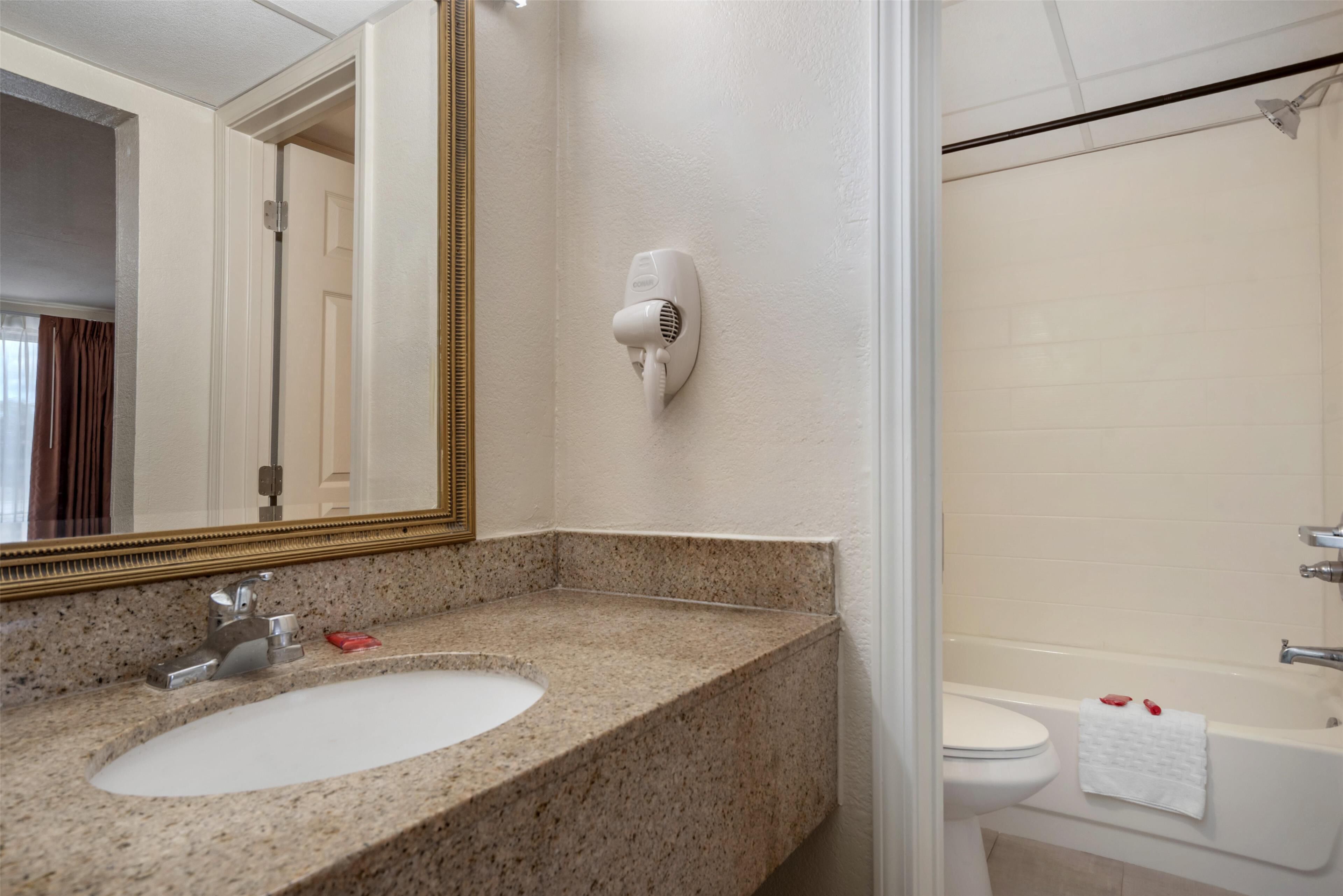 Combined shower/tub, free toiletries, hair dryer, towels