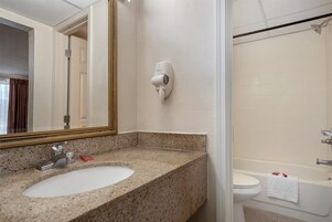 Ducha y bañera combinadas y artículos de higiene personal gratuitos