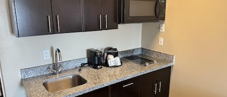 Escritorio y espacio para trabajar con laptop