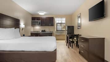 Een bureau, een laptopwerkplek, een strijkplank/strijkijzer