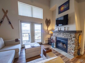 TV, fireplace - Rare 3 bedroom in Base Camp One - Ski-In/Out (Granby)