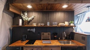 Private kitchen - Natures Hotel. Luxury Glamping Dome minutes from Ark! (Williamstown)