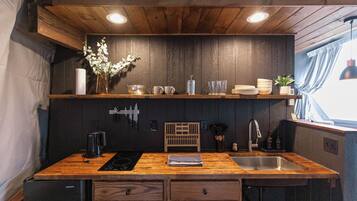 Fridge, cookware/dishes/utensils