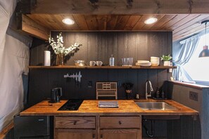 Geladeira, talheres/pratos/utensílios de cozinha