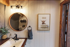 Shower, towels - Natures Hotel. Luxury Glamping Dome minutes from Ark! (Williamstown)
