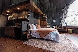 2 bedrooms, bed sheets - Natures Hotel. Luxury Glamping Dome minutes from Ark! (Williamstown)