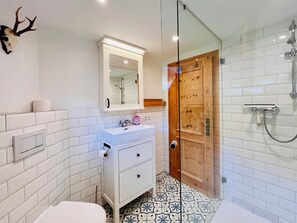 Dusche, Haartrockner, Seife, Toilettenpapier