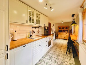 Een koelkast, een oven, een kookplaat, een vaatwasser