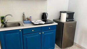 Een koelkast, een kookplaat, een koffiezetapparaat/waterkoker