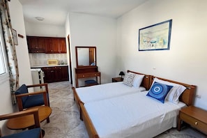 1 bedroom, WiFi, bed sheets - Seaside studio with a view (Avlakia)
