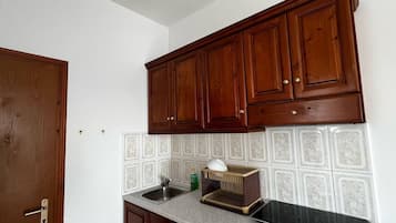 Frigorífico, placa de cocina, cafetera o tetera y utensilios de cocina