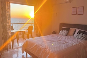 2 bedrooms, WiFi, bed sheets - Seafront studio with terrace (Avlakia)