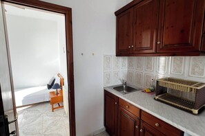 Fridge, stovetop, coffee/tea maker, cookware/dishes/utensils